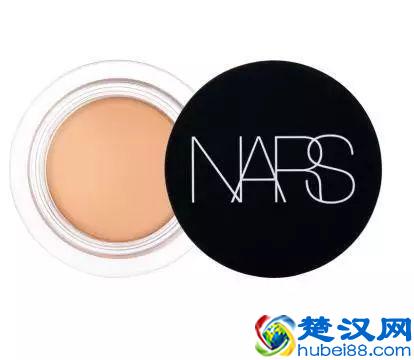 脸上有很多雀斑、痘印，一直去不掉怎么办？