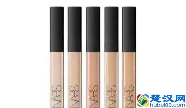 脸上有很多雀斑、痘印，一直去不掉怎么办？