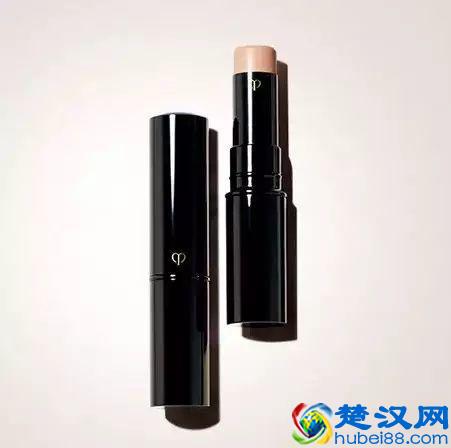 脸上有很多雀斑、痘印，一直去不掉怎么办？