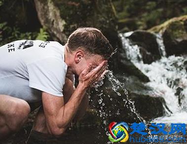 油性皮肤如何去痘痘，油性皮肤长痘用什么护肤品