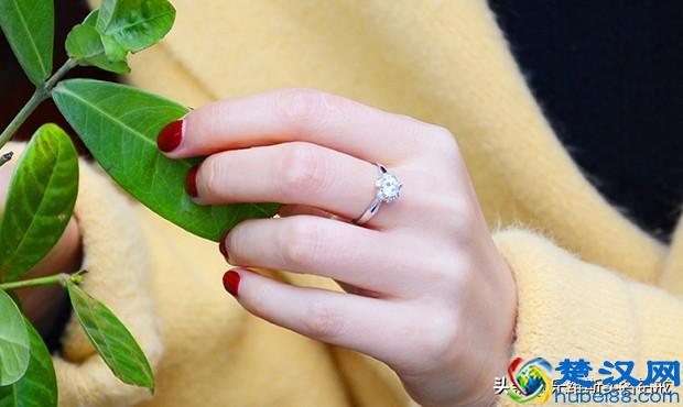 左手中指戴戒指、右手中指戴戒指的含义相同吗？有什么区别吗？