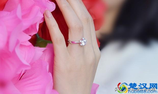 左手中指戴戒指、右手中指戴戒指的含义相同吗？有什么区别吗？