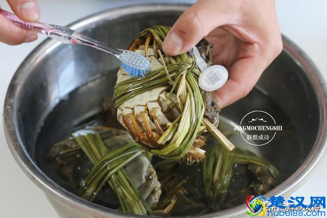 大闸蟹蒸几分钟合适？记住两个数字，螃蟹肉嫩不柴超鲜美