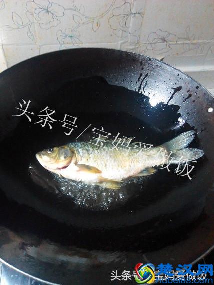 汤浓味美清炖鲫鱼汤：好喝有营养，做法简单，新手也能轻松完成