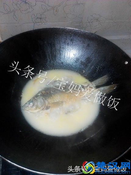汤浓味美清炖鲫鱼汤：好喝有营养，做法简单，新手也能轻松完成