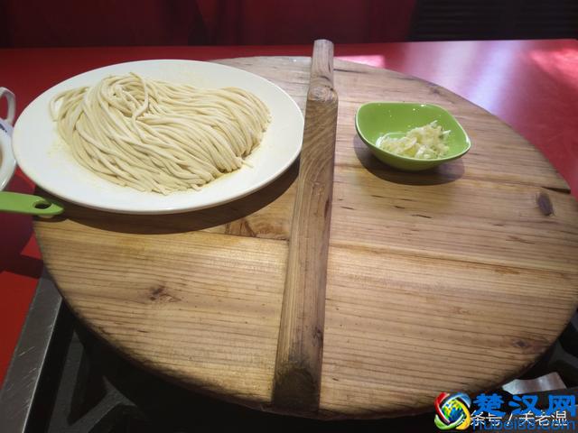 城市奇遇-北京最好吃的铁锅焖面，正经八百的现做豆角铁锅焖面