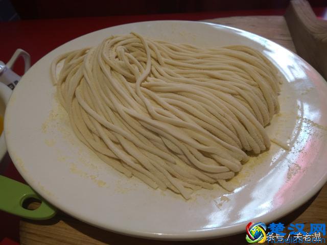 城市奇遇-北京最好吃的铁锅焖面，正经八百的现做豆角铁锅焖面