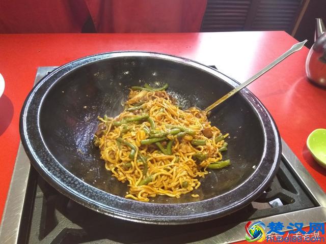城市奇遇-北京最好吃的铁锅焖面，正经八百的现做豆角铁锅焖面