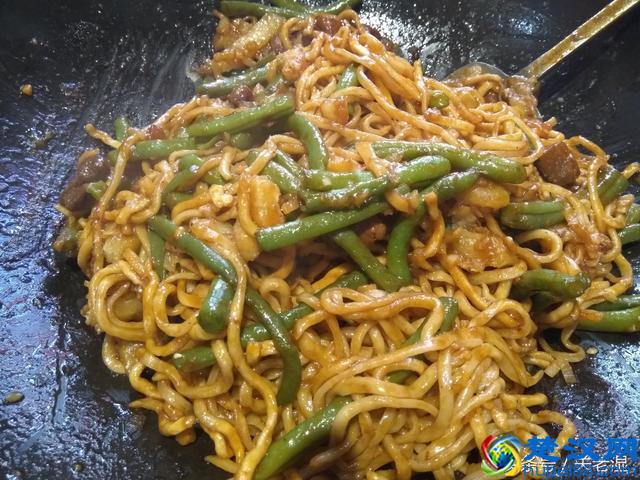 城市奇遇-北京最好吃的铁锅焖面，正经八百的现做豆角铁锅焖面