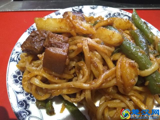 城市奇遇-北京最好吃的铁锅焖面，正经八百的现做豆角铁锅焖面