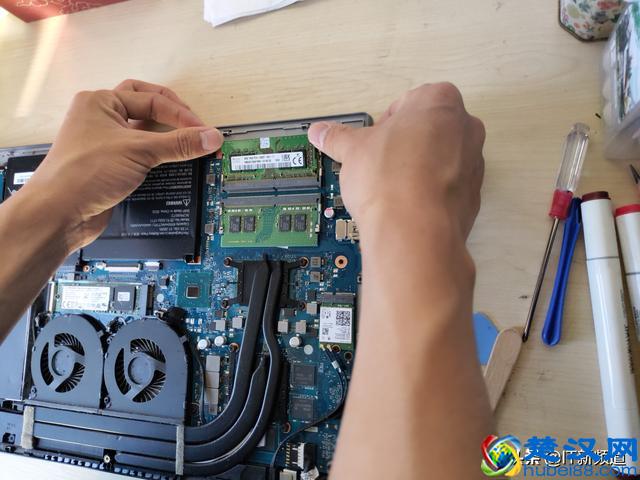 一学就会的笔记本内存条加装方法，简单、快速，100%的干货