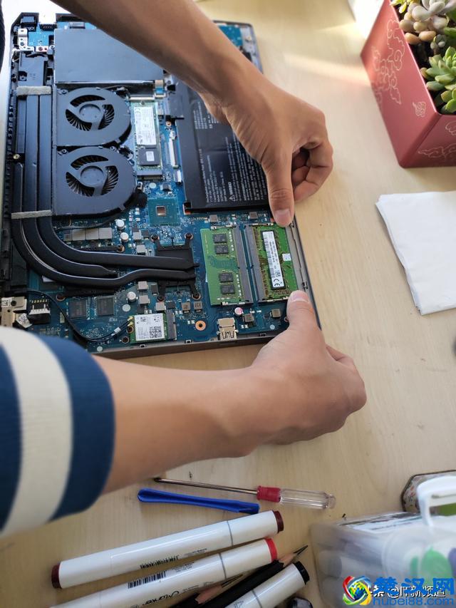 一学就会的笔记本内存条加装方法，简单、快速，100%的干货