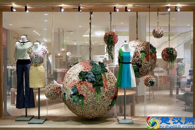 少女的酥胸？迷人的眼眸？橱窗陈列是服装店铺的什么？