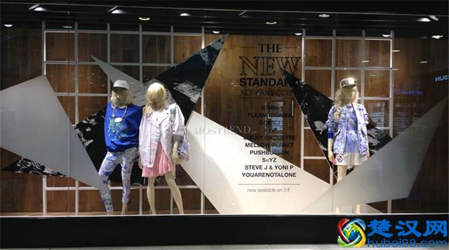 少女的酥胸？迷人的眼眸？橱窗陈列是服装店铺的什么？