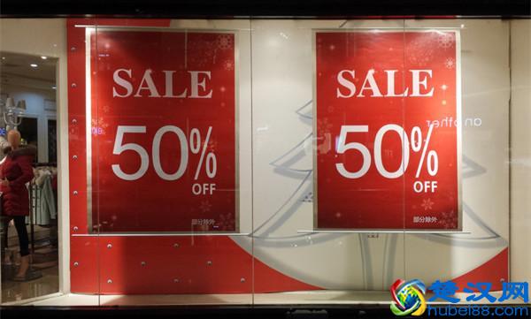 少女的酥胸？迷人的眼眸？橱窗陈列是服装店铺的什么？