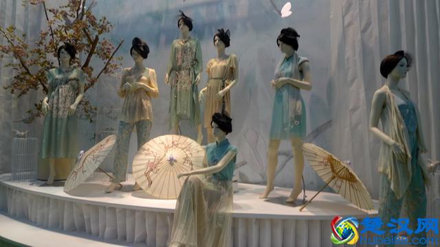 少女的酥胸？迷人的眼眸？橱窗陈列是服装店铺的什么？