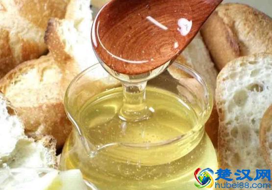 冬天常喝蜂蜜好处多,但医生劝告:这3类人一口也不能吃!