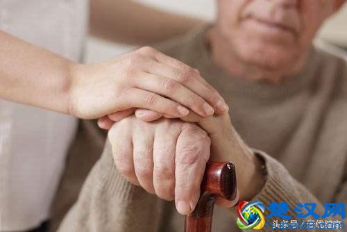 经常手发抖？快测测你的手抖属于哪种类型，能暗示出不同疾病！