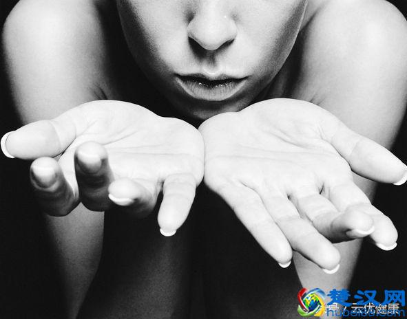 经常手发抖？快测测你的手抖属于哪种类型，能暗示出不同疾病！