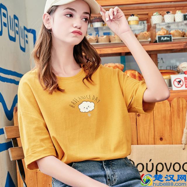 皮肤偏黄的女生，穿这四种颜色显白