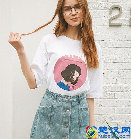 皮肤偏黄的女生，穿这四种颜色显白