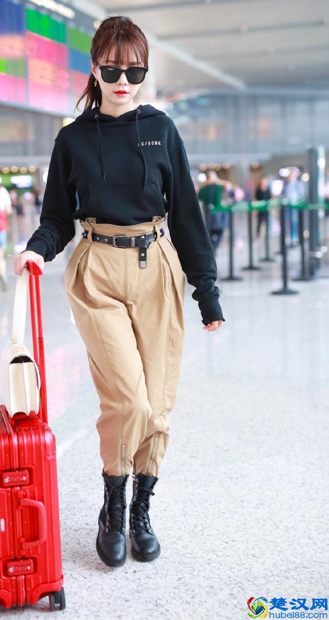 卫衣搭配什么裤子好看?这4种穿法时髦又显气质,明星们也在穿