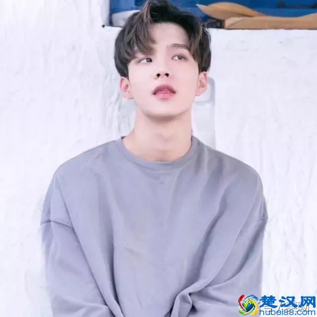 适合小脸男生的几款发型推荐，每款都很帅！