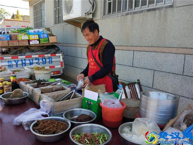 农村赶集，10种吃食最好卖！您爱吃哪个？