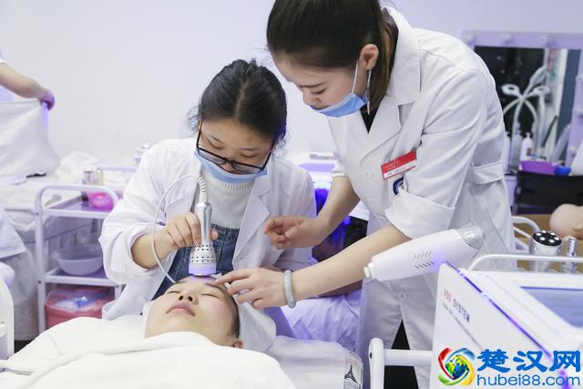 女孩子学美容和学化妆哪个更有前途？学化妆好还是学美容好？