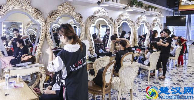 女孩子学美容和学化妆哪个更有前途？学化妆好还是学美容好？