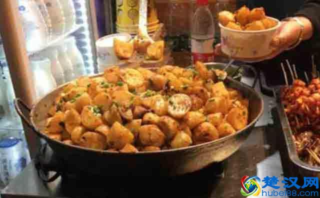 「适合女孩摆地摊的小吃」生意火爆6个月收入10万多