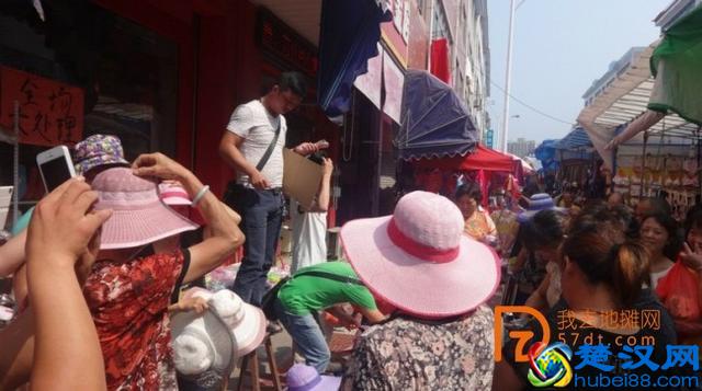 夏天摆地摊卖什么好？地摊妹给大家支招。