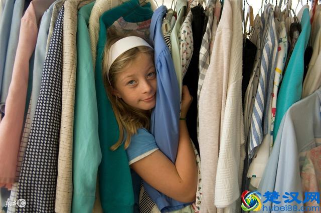 为什么小孩子的衣服比大人的衣服还贵呢？