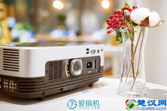 投影仪中的性价比之王！千元投影仪坚果极越A6使用评测