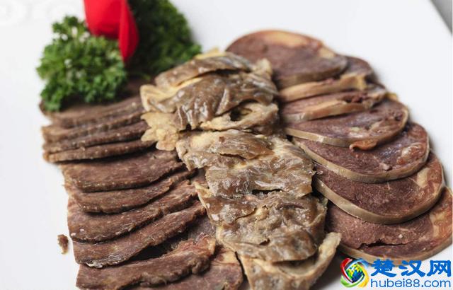 攒劲美食:新疆美食熏马肠、熏马肉,大多数表示不知马肉啥味道!