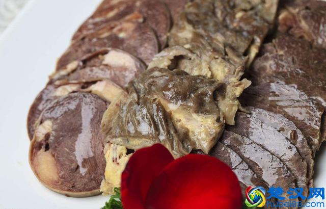 攒劲美食:新疆美食熏马肠、熏马肉,大多数表示不知马肉啥味道!