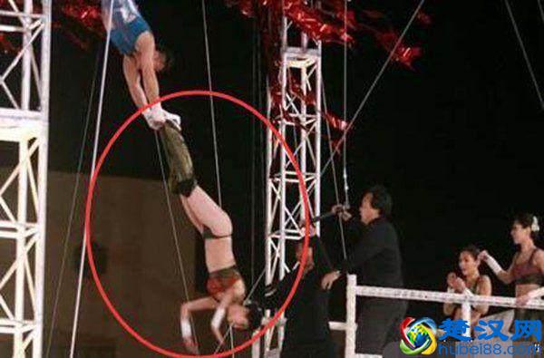 演唱会事故，黄家驹摔下，张柏芝尴尬，刘德华满足粉丝无理要求