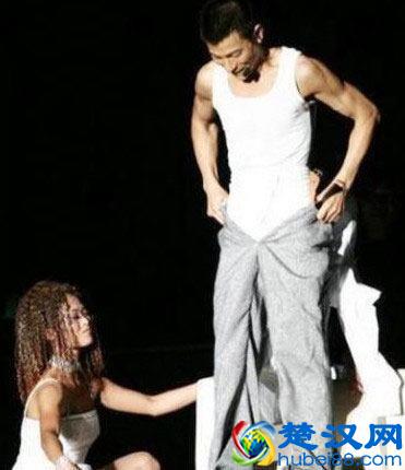 演唱会事故，黄家驹摔下，张柏芝尴尬，刘德华满足粉丝无理要求