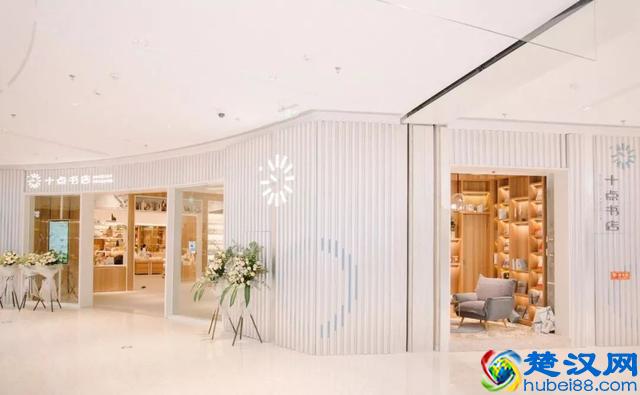 十点读书开实体书店了，线上“封神”线下真的赚钱吗？