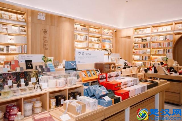 十点读书开实体书店了，线上“封神”线下真的赚钱吗？