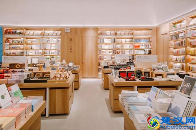 十点读书开实体书店了，线上“封神”线下真的赚钱吗？