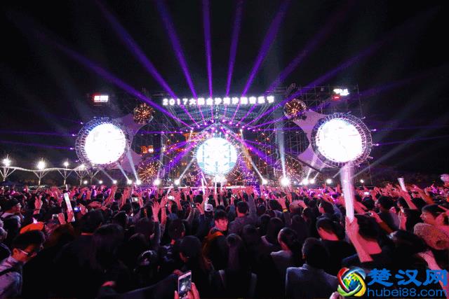 清明小长假 游客纷至沓来