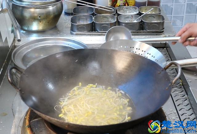 大厨分享一道毛血旺的家常做法,麻辣爽翻天,做法特简单,收藏了