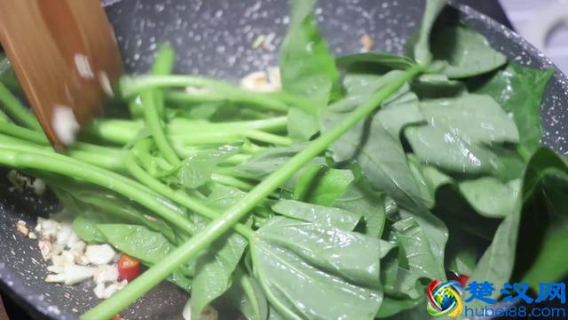 红薯叶最好吃的做法，没有之一，鲜香开胃，一捆不够吃