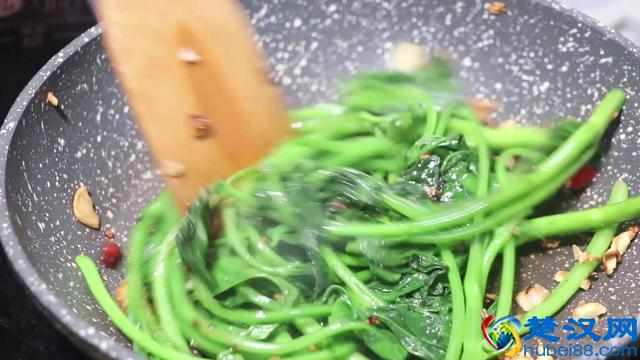 红薯叶最好吃的做法，没有之一，鲜香开胃，一捆不够吃