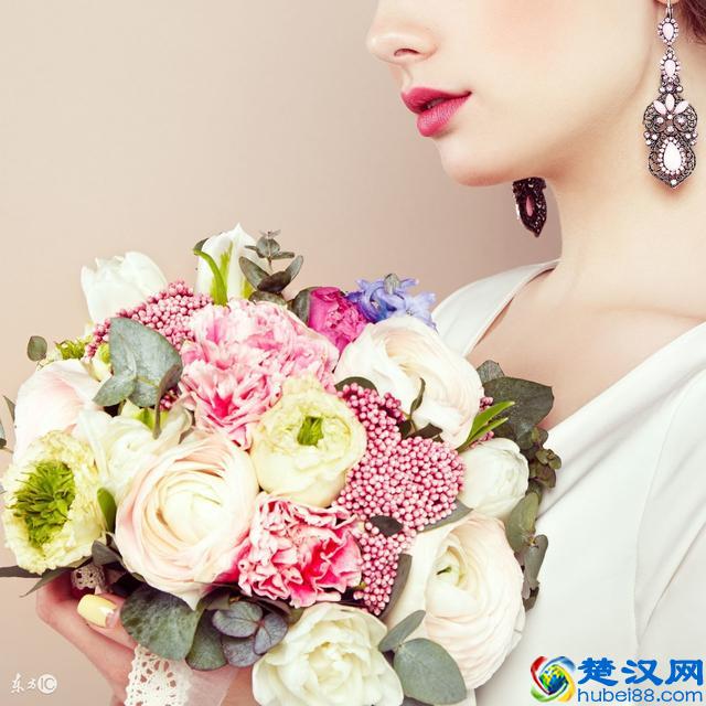 嫣然一笑，花染云淡风轻