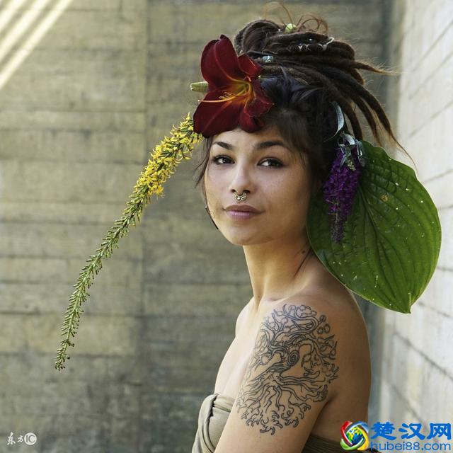 嫣然一笑，花染云淡风轻