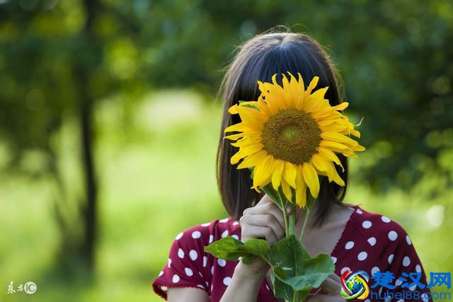 嫣然一笑，花染云淡风轻