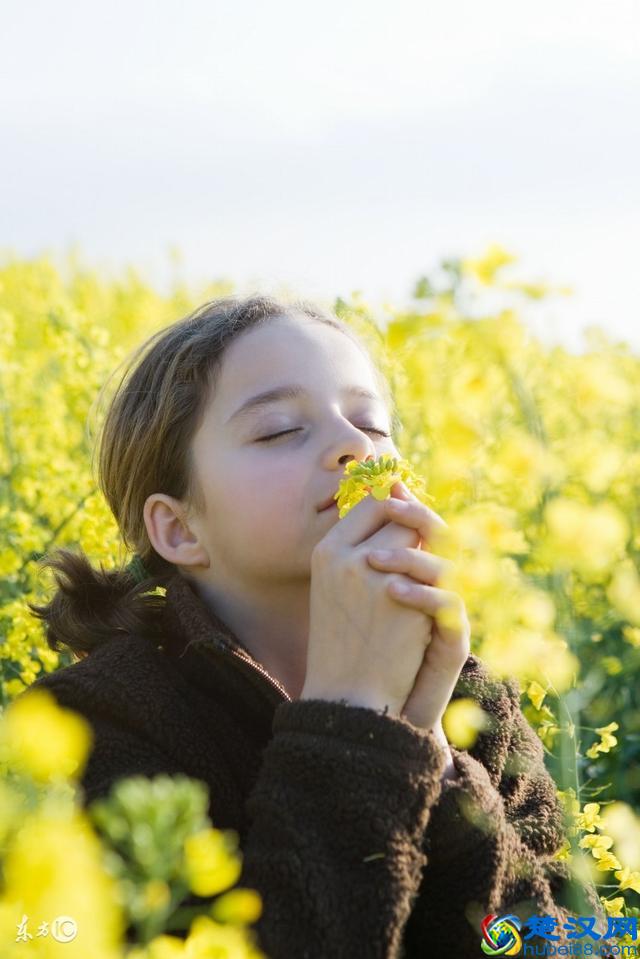 嫣然一笑，花染云淡风轻