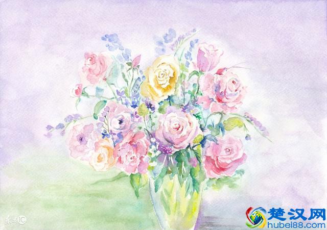 嫣然一笑，花染云淡风轻